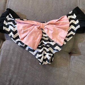 Juniors Boutique cheeky binki bottoms, chevron pattern with bow - Size S - $5